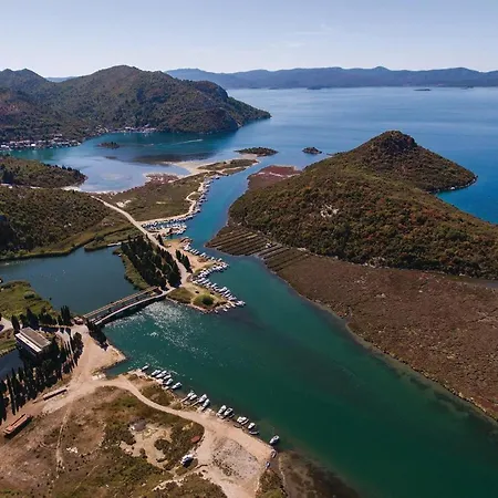 Апартаменты 2 Bedroom Awesome In