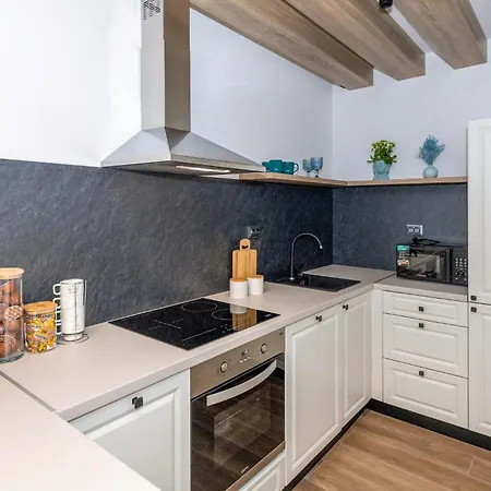 Stunning In With House Sea View Apartman