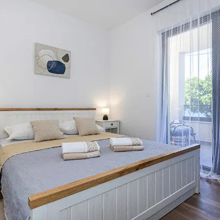 Apartman Stunning In With House Sea View