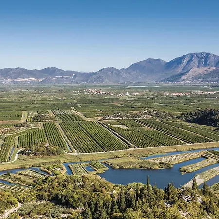 2 Bedroom Awesome In Apartman Blace